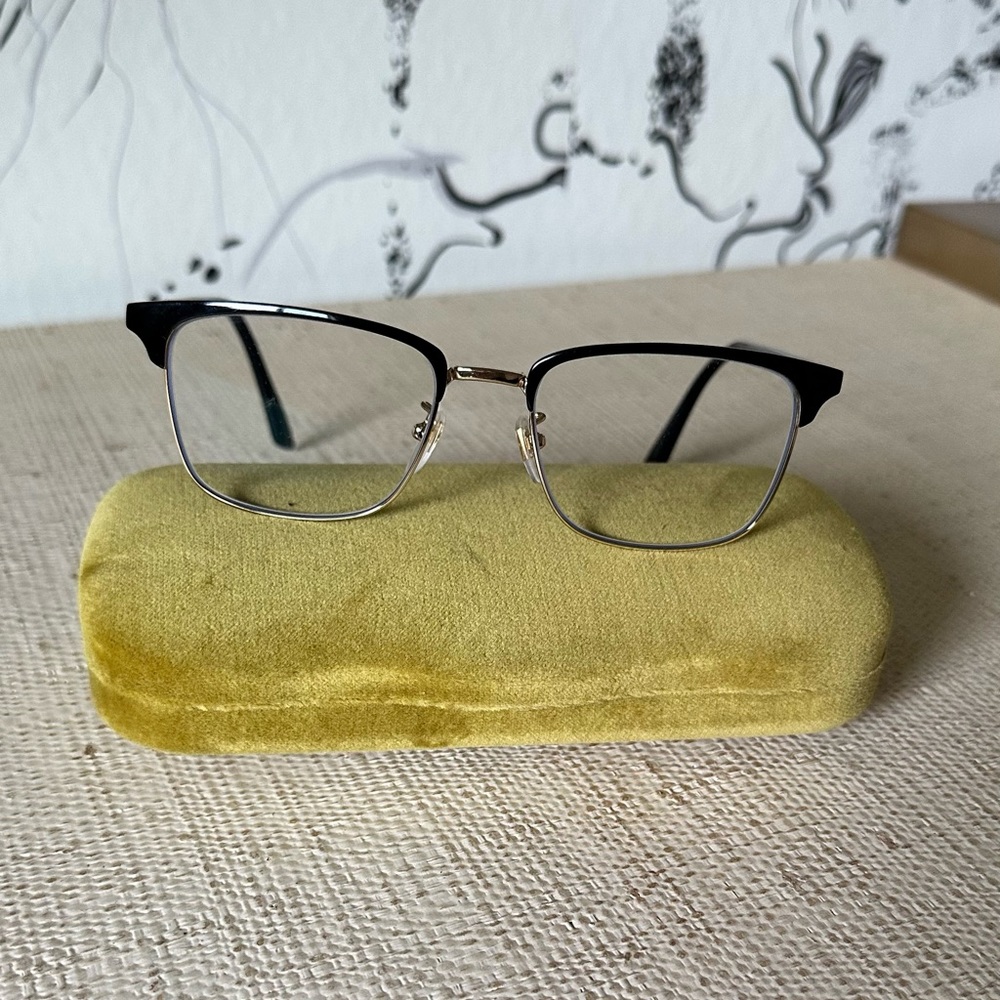 GUCCI Reading Glasses black and gold